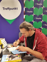 Laden Sie das Bild in den Galerie-Viewer, Persönliche Widmung + Signatur + EXTRA Bäumchen
